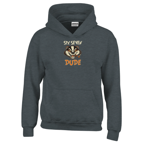 Billy Badger-tryck med arg grävling som röker cigarr, "Six Seven Dude" på mörkgrå barnhoodie.