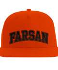 Farsan" text i svart med kontur på orange snapback keps.