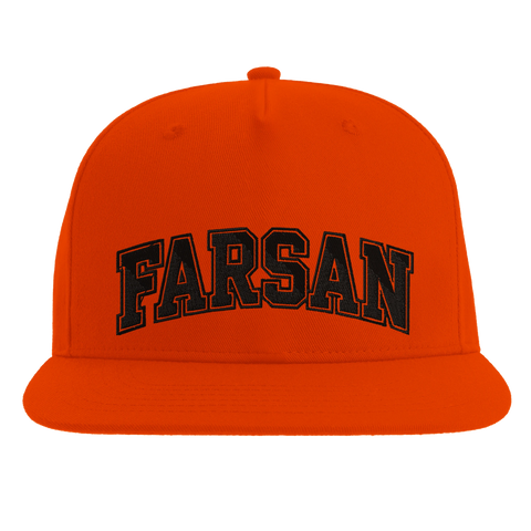 Farsan" text i svart med kontur på orange snapback keps.