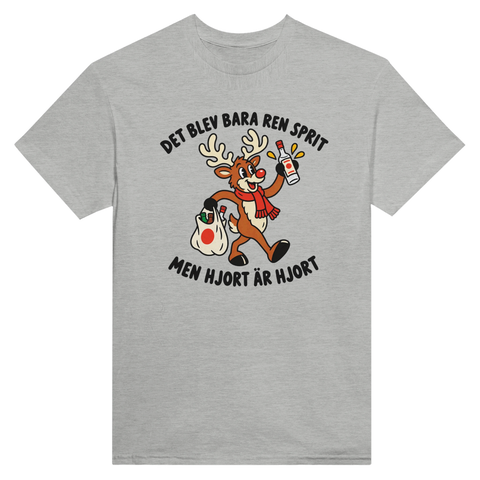 Gråmelerad t-shirt med en hjort, flaska och texten ”Det blev bara ren sprit – men hjort är hjort”.