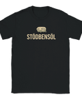 Tecknad beige husvagn & text "STÖDBENSÖL" i retrostil på svart t-shirt.