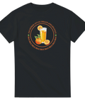 Grafiskt tryck med ett glas apelsinjuice och text – svart t-shirt