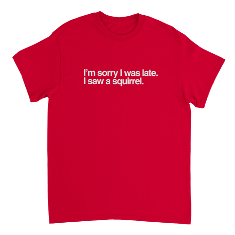 Röd T-shirt med text Sorry I was late I saw a squirrel