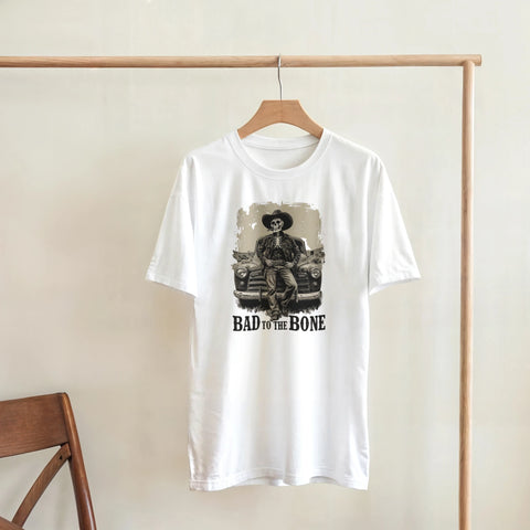 Grafisk t-shirt med retro bil och skelett-motiv hängande på galge