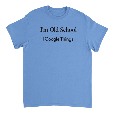 Svart text "I'm Old School I Google Things" på ljusblå t-shirt med rund hals.
