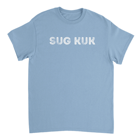 Ljusblå t-shirt med vit Sug Kuk text i minimalistisk stil