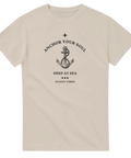 Ankare med rep, text "Anchor your soul Deep at sea Ocean Vibes" på beige t-shirt.