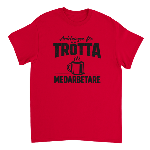 Avdelningen för Trötta Medarbetare" med kaffekopp på röd t-shirt.