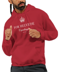 Vit krona med texten "FOR HELVEDE Copenhagen EST 980" på röd hoodie.