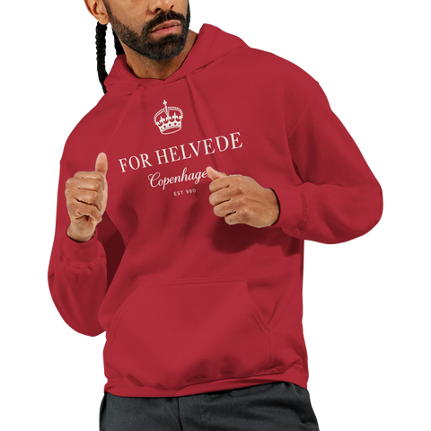 Vit krona med texten "FOR HELVEDE Copenhagen EST 980" på röd hoodie.