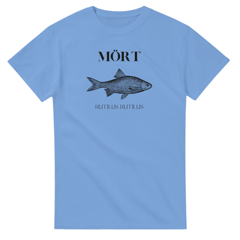 Ljusblå t-shirt med ett handritat tryck av en mört och texten "MÖRT" och "Rutilus rutilus".