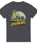 Chernobyl-tryck med flyende människor, kärnkraftverk, text "Chernobyl Still Active" på mörkgrå t-shirt.
