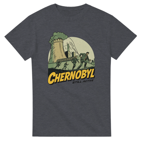 Chernobyl-tryck med flyende människor, kärnkraftverk, text "Chernobyl Still Active" på mörkgrå t-shirt.