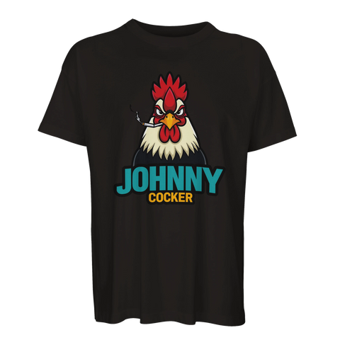 Tecknad tupp med cigarett och texten "JOHNNY COCKER" på svart ekologisk oversized t-shirt.