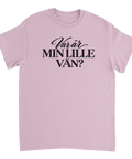 Ljusrosa t-shirt med texten ”Var är min lille vän?”.