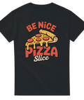 Färgglatt pizzamotiv med texten Be Nice Pizza Slice på bröstet