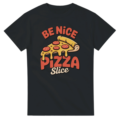Färgglatt pizzamotiv med texten Be Nice Pizza Slice på bröstet