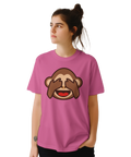 Apan som håller för ögonen emoji på en rosa t-shirt, bärs av en kvinna.