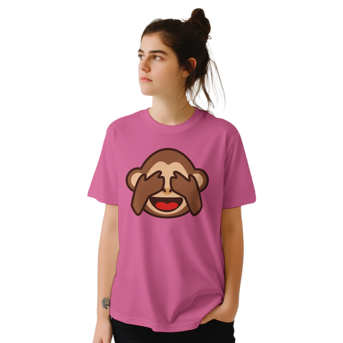 Apan som håller för ögonen emoji på en rosa t-shirt, bärs av en kvinna.