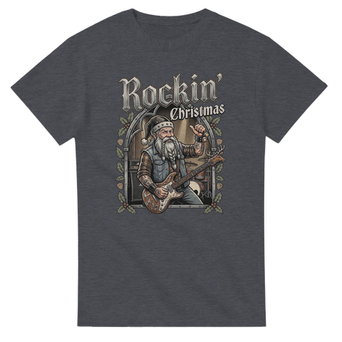 Detaljerat tryck med texten Rockin Christmas och hårdrockstomte på en grå t-shirt