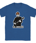 Ed Sheeran-parodi med gitarr, solglasögon, rött hår och text "THE EDMINATOR" på blå t-shirt.