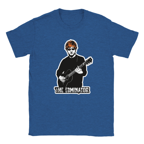 Ed Sheeran-parodi med gitarr, solglasögon, rött hår och text "THE EDMINATOR" på blå t-shirt.
