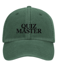 Quiz Master" text på mörkgrön dad cap med böjd skärm.