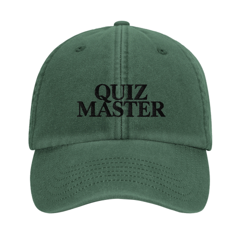 Quiz Master" text på mörkgrön dad cap med böjd skärm.