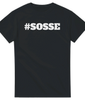 Minimalistiskt tryck med hashtaggen SOSSE på en svart t-shirt