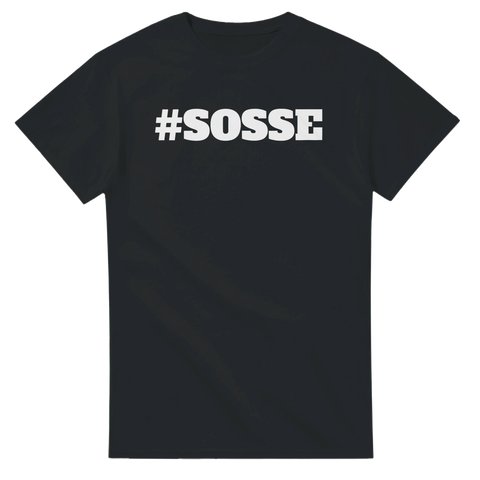 Minimalistiskt tryck med hashtaggen SOSSE på en svart t-shirt