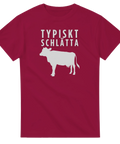 Vintage-inspirerat tryck med en ko och texten Typiskt Schlätta på en vinröd t-shirt