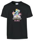 Pop-it enhörning, regnbåge, siffra "5", krona och text "Happy Birthday Alma" på svart barntröja.