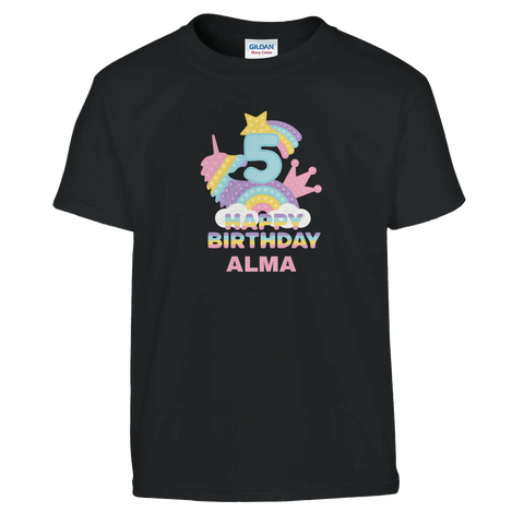 Pop-it enhörning, regnbåge, siffra "5", krona och text "Happy Birthday Alma" på svart barntröja.