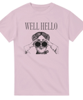 Vintage illustration av kvinna med kikare och text "WELL HELLO" på rosa t-shirt.