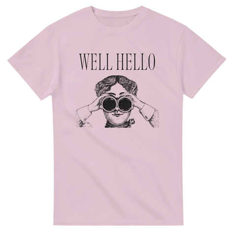Vintage illustration av kvinna med kikare och text "WELL HELLO" på rosa t-shirt.