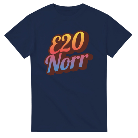 Marinblå t-shirt med nostalgiskt vägskyltsmotiv i varm färggradient