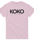Ljusrosa t-shirt med satirisk text och minimalistisk grafisk stil