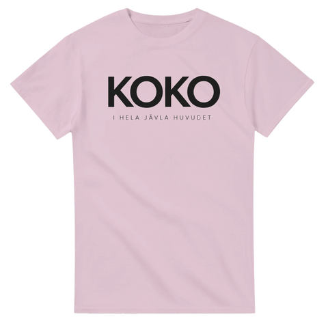 Ljusrosa t-shirt med satirisk text och minimalistisk grafisk stil