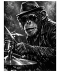 Stämningsfull fotokonst med chimpans som trummis, omgiven av rök och trumset i kontrastrik svartvit stil.