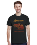 Man i svart t-shirt med vintage Amazon Cruiser Club bilmotiv