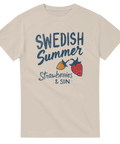 Somrigt motiv med texten Strawberries & Sun på en beige t-shirt