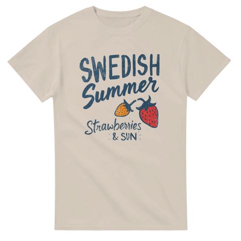 Somrigt motiv med texten Strawberries & Sun på en beige t-shirt