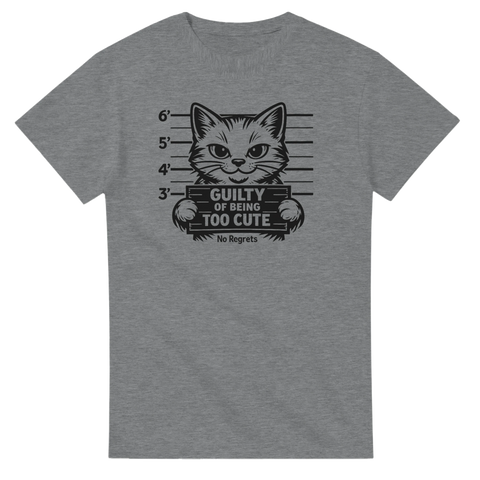 Kattmotiv med "Guilty of Being Too Cute, No Regrets" i mugshot-stil på grå T-shirt.