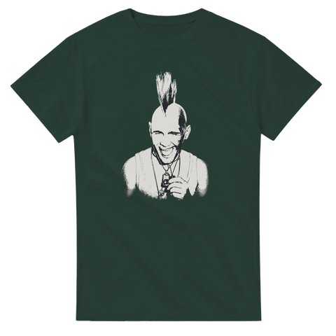 Kultfilm-motiv med tuppkam och rå attityd på en mörkgrön t-shirt
