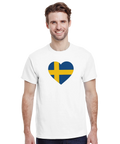 Sverige hjärta flagga på vit t-shirt, bärs av leende man.