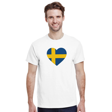 Sverige hjärta flagga på vit t-shirt, bärs av leende man.