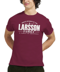 Modell i vinröd t-shirt med texten Larsson – A Family of Originals