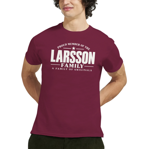 Modell i vinröd t-shirt med texten Larsson – A Family of Originals
