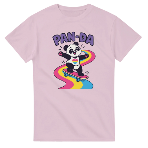 Gullig panda med hjärta i Pride-färger och texten Pan-da – rolig t-shirt