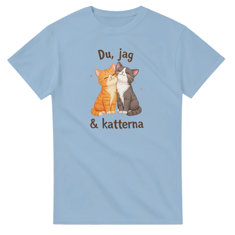 Tecknade katter, orange och grå, med text "Du, jag & katterna" på ljusblå t-shirt.